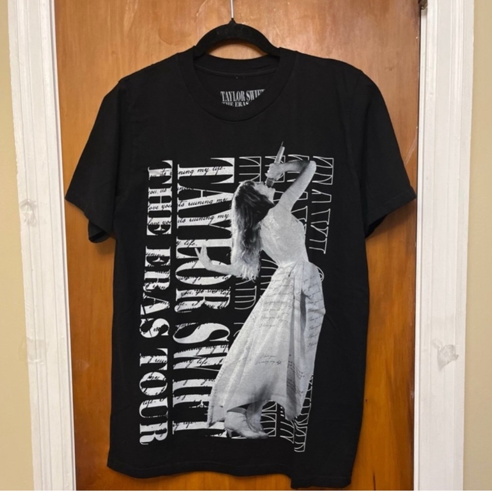 Just Listed!
Taylor Swift The Eras Tour Black Tee S
Good condition 
Concert tour